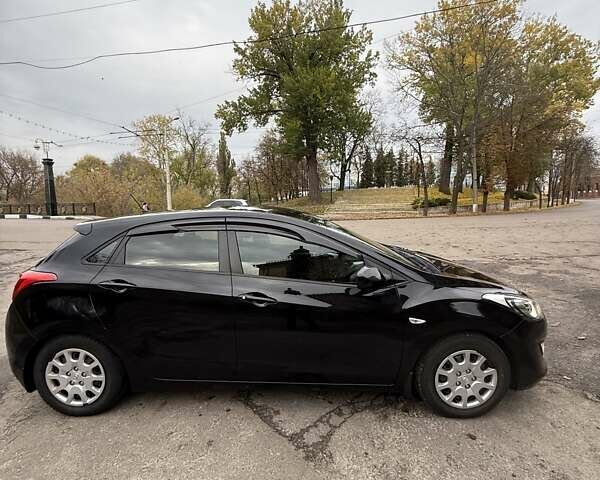 Черный Хендай i30, объемом двигателя 1.58 л и пробегом 110 тыс. км за 8500 $, фото 5 на Automoto.ua