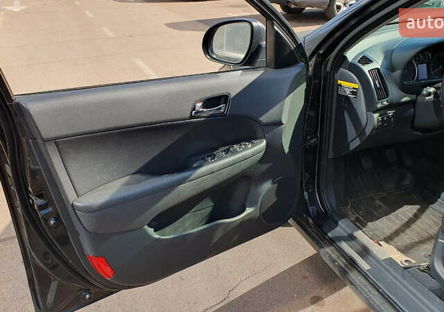 Черный Хендай i30, объемом двигателя 1.6 л и пробегом 228 тыс. км за 6200 $, фото 18 на Automoto.ua