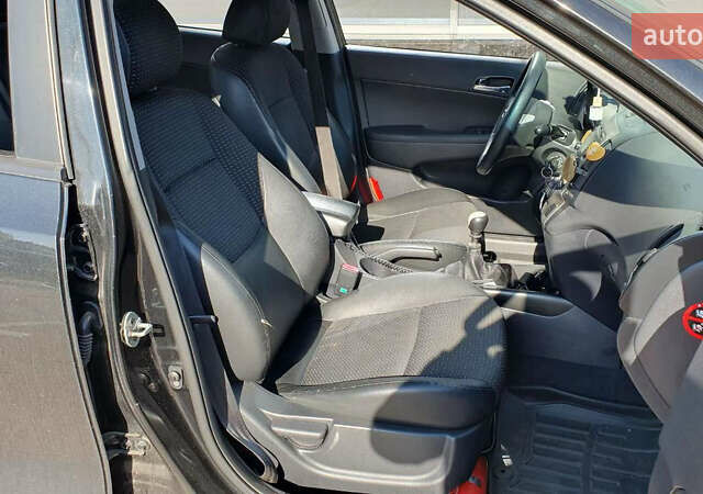 Черный Хендай i30, объемом двигателя 1.6 л и пробегом 228 тыс. км за 5200 $, фото 14 на Automoto.ua