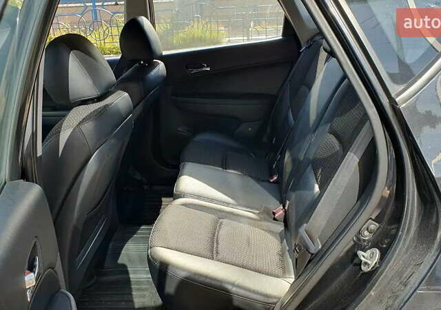 Черный Хендай i30, объемом двигателя 1.6 л и пробегом 228 тыс. км за 5200 $, фото 28 на Automoto.ua