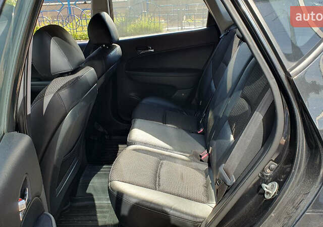 Черный Хендай i30, объемом двигателя 1.6 л и пробегом 228 тыс. км за 6200 $, фото 16 на Automoto.ua