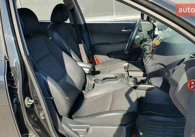 Черный Хендай i30, объемом двигателя 1.6 л и пробегом 228 тыс. км за 5200 $, фото 16 на Automoto.ua