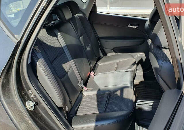 Черный Хендай i30, объемом двигателя 1.6 л и пробегом 228 тыс. км за 5200 $, фото 18 на Automoto.ua