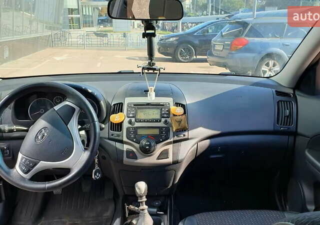 Черный Хендай i30, объемом двигателя 1.6 л и пробегом 228 тыс. км за 5200 $, фото 25 на Automoto.ua