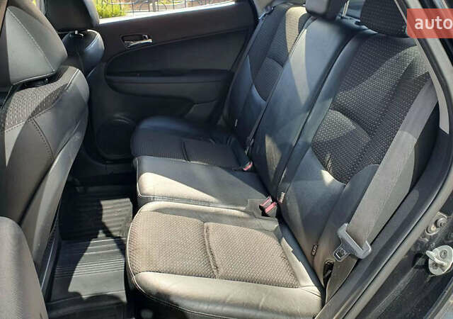 Черный Хендай i30, объемом двигателя 1.6 л и пробегом 228 тыс. км за 5200 $, фото 26 на Automoto.ua