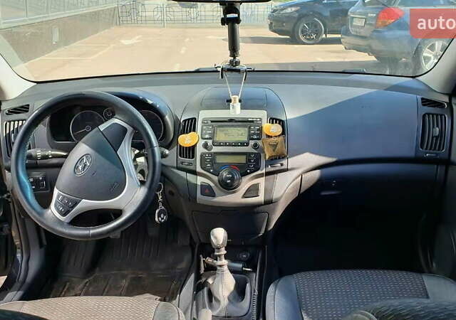 Черный Хендай i30, объемом двигателя 1.6 л и пробегом 228 тыс. км за 5200 $, фото 24 на Automoto.ua