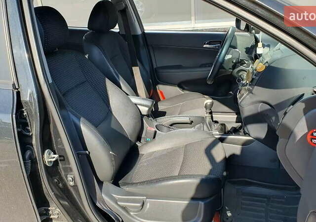 Черный Хендай i30, объемом двигателя 1.6 л и пробегом 228 тыс. км за 5200 $, фото 15 на Automoto.ua