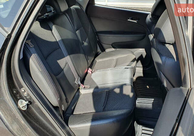 Черный Хендай i30, объемом двигателя 1.6 л и пробегом 228 тыс. км за 6200 $, фото 13 на Automoto.ua