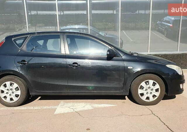 Черный Хендай i30, объемом двигателя 1.6 л и пробегом 228 тыс. км за 5200 $, фото 3 на Automoto.ua