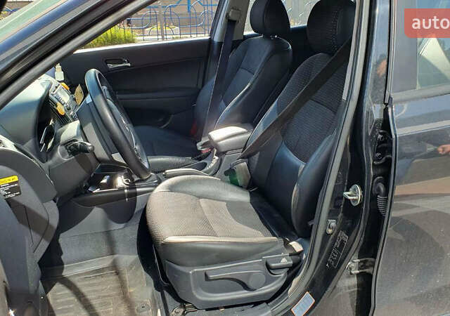 Черный Хендай i30, объемом двигателя 1.6 л и пробегом 228 тыс. км за 5200 $, фото 30 на Automoto.ua