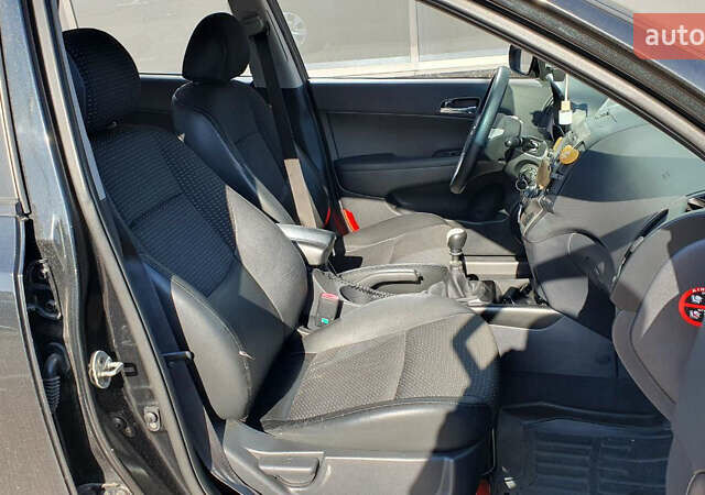 Черный Хендай i30, объемом двигателя 1.6 л и пробегом 228 тыс. км за 6200 $, фото 10 на Automoto.ua