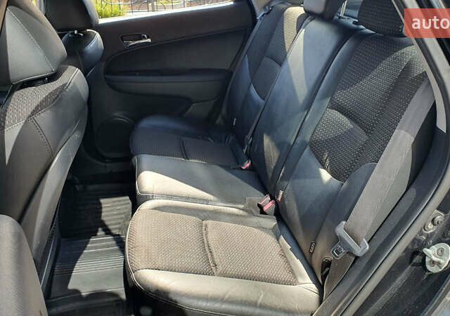 Черный Хендай i30, объемом двигателя 1.6 л и пробегом 228 тыс. км за 6200 $, фото 14 на Automoto.ua