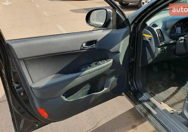 Черный Хендай i30, объемом двигателя 1.6 л и пробегом 228 тыс. км за 5200 $, фото 21 на Automoto.ua