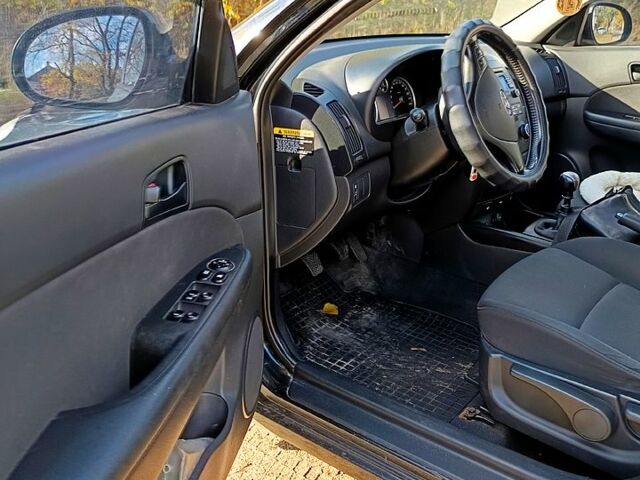 Чорний Хендай i30, об'ємом двигуна 1.4 л та пробігом 172 тис. км за 5300 $, фото 6 на Automoto.ua