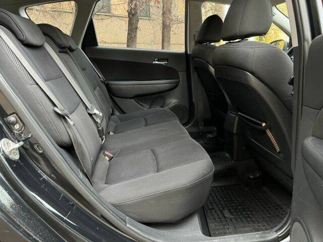 Хендай i30 2008 в Кривом Роге на Automoto.ua Черный Хендай i30, объемом двигателя 1.6 л и пробегом 235 тыс. км за 6200 $, фото 11 на Automoto.ua