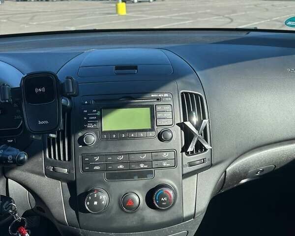 Черный Хендай i30, объемом двигателя 1.6 л и пробегом 194 тыс. км за 6750 $, фото 8 на Automoto.ua