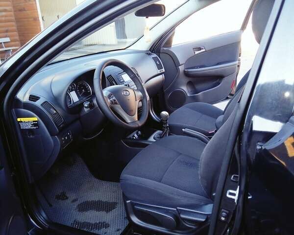 Черный Хендай i30, объемом двигателя 1.6 л и пробегом 232 тыс. км за 6600 $, фото 6 на Automoto.ua