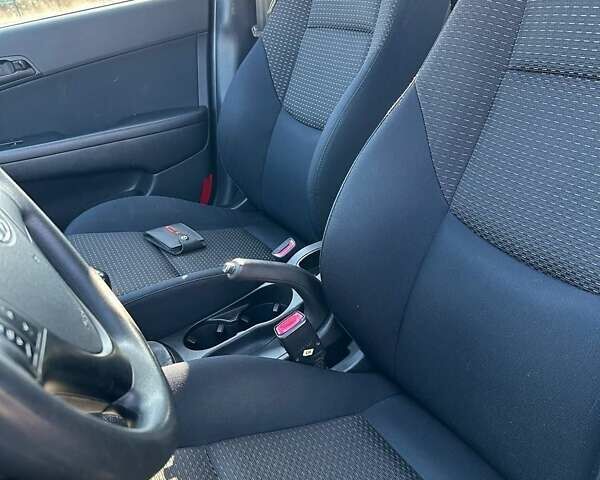 Черный Хендай i30, объемом двигателя 1.6 л и пробегом 194 тыс. км за 6750 $, фото 7 на Automoto.ua