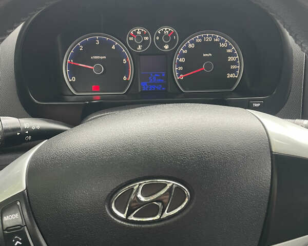 Черный Хендай i30, объемом двигателя 1.6 л и пробегом 324 тыс. км за 4900 $, фото 7 на Automoto.ua