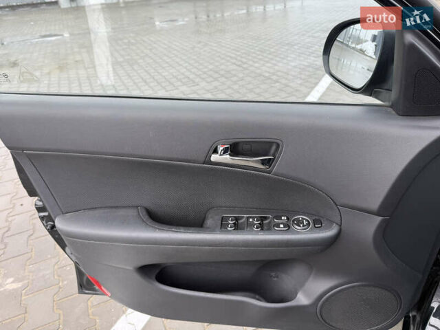 Черный Хендай i30, объемом двигателя 1.6 л и пробегом 169 тыс. км за 6150 $, фото 22 на Automoto.ua