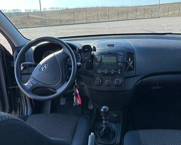 Черный Хендай i30, объемом двигателя 1.6 л и пробегом 194 тыс. км за 6750 $, фото 5 на Automoto.ua