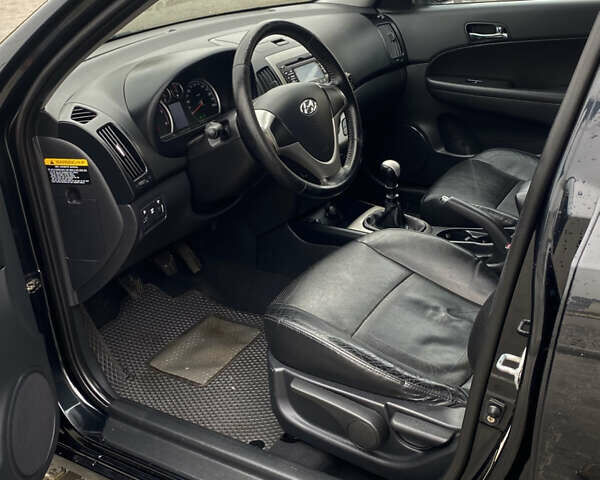 Черный Хендай i30, объемом двигателя 1.58 л и пробегом 341 тыс. км за 6200 $, фото 33 на Automoto.ua
