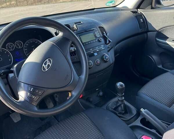 Черный Хендай i30, объемом двигателя 1.6 л и пробегом 194 тыс. км за 6750 $, фото 6 на Automoto.ua