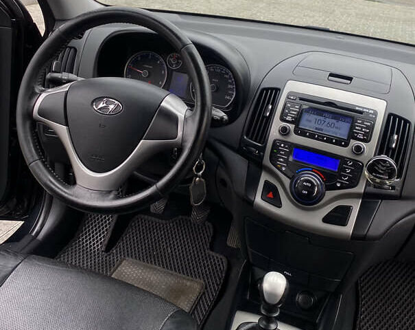 Черный Хендай i30, объемом двигателя 1.58 л и пробегом 341 тыс. км за 6200 $, фото 35 на Automoto.ua