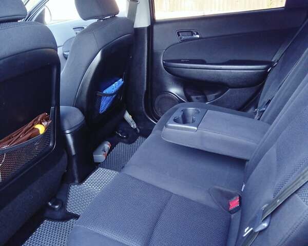 Черный Хендай i30, объемом двигателя 1.6 л и пробегом 232 тыс. км за 6600 $, фото 7 на Automoto.ua
