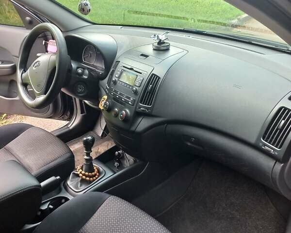 Черный Хендай i30, объемом двигателя 1.58 л и пробегом 203 тыс. км за 5700 $, фото 13 на Automoto.ua