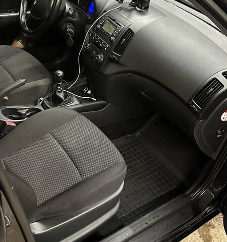 Черный Хендай i30, объемом двигателя 1.58 л и пробегом 243 тыс. км за 5500 $, фото 11 на Automoto.ua