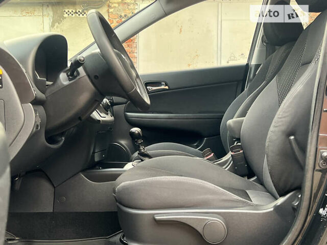 Чорний Хендай i30, об'ємом двигуна 1.59 л та пробігом 247 тис. км за 6250 $, фото 31 на Automoto.ua