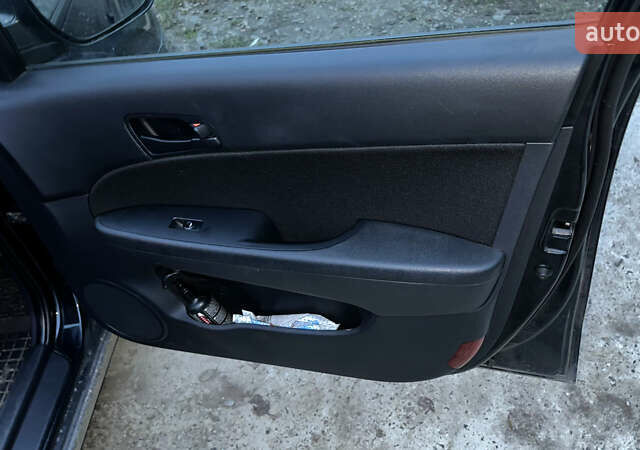 Черный Хендай i30, объемом двигателя 1.58 л и пробегом 243 тыс. км за 5500 $, фото 4 на Automoto.ua