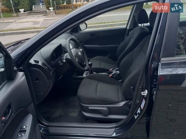 Черный Хендай i30, объемом двигателя 1.4 л и пробегом 216 тыс. км за 6300 $, фото 15 на Automoto.ua