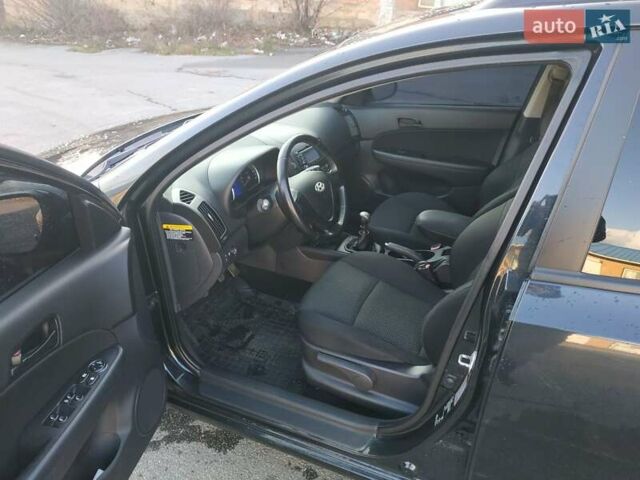 Черный Хендай i30, объемом двигателя 1.4 л и пробегом 158 тыс. км за 5600 $, фото 13 на Automoto.ua