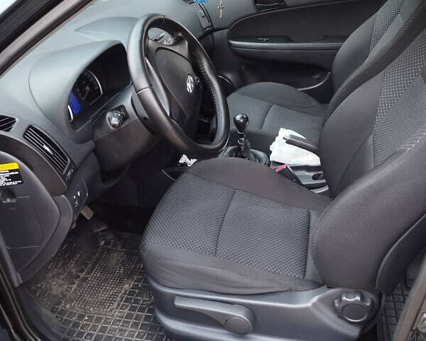 Черный Хендай i30, объемом двигателя 1.58 л и пробегом 234 тыс. км за 5100 $, фото 6 на Automoto.ua