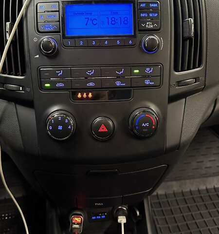 Черный Хендай i30, объемом двигателя 1.58 л и пробегом 243 тыс. км за 5500 $, фото 30 на Automoto.ua