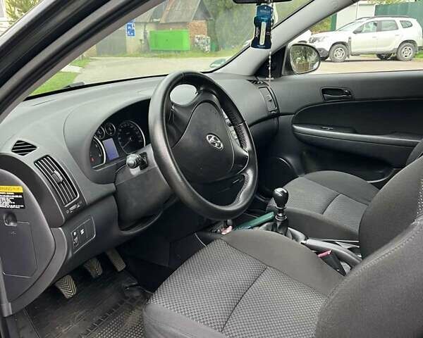 Черный Хендай i30, объемом двигателя 1.58 л и пробегом 242 тыс. км за 4950 $, фото 5 на Automoto.ua