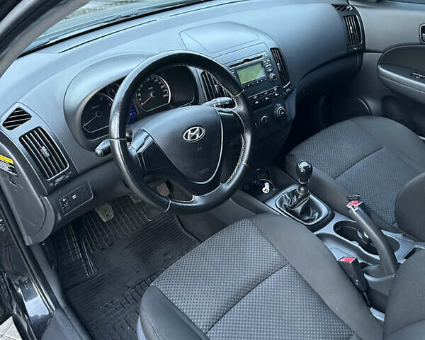 Черный Хендай i30, объемом двигателя 1.58 л и пробегом 240 тыс. км за 5200 $, фото 12 на Automoto.ua