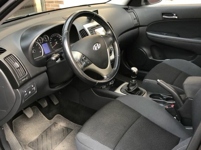 Чорний Хендай i30, об'ємом двигуна 1.4 л та пробігом 217 тис. км за 5500 $, фото 4 на Automoto.ua