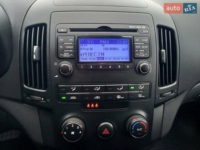 Черный Хендай i30, объемом двигателя 1.4 л и пробегом 216 тыс. км за 6300 $, фото 17 на Automoto.ua