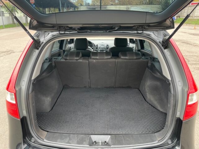 Черный Хендай i30, объемом двигателя 1.6 л и пробегом 262 тыс. км за 5600 $, фото 10 на Automoto.ua