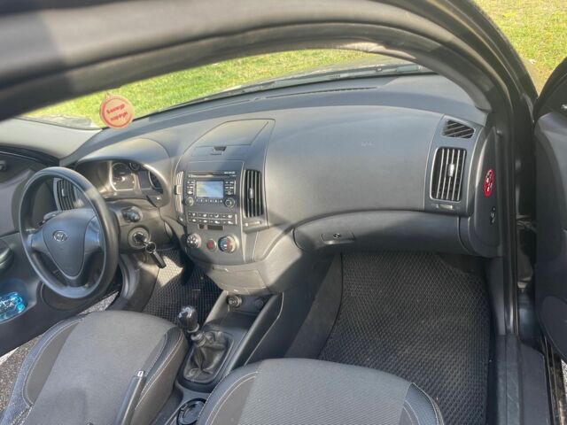 Черный Хендай i30, объемом двигателя 1.6 л и пробегом 262 тыс. км за 5600 $, фото 7 на Automoto.ua