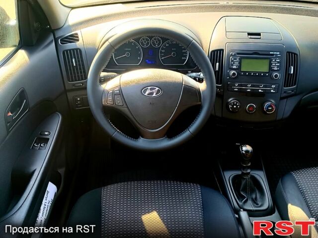Чорний Хендай i30, об'ємом двигуна 1.6 л та пробігом 190 тис. км за 6999 $, фото 4 на Automoto.ua