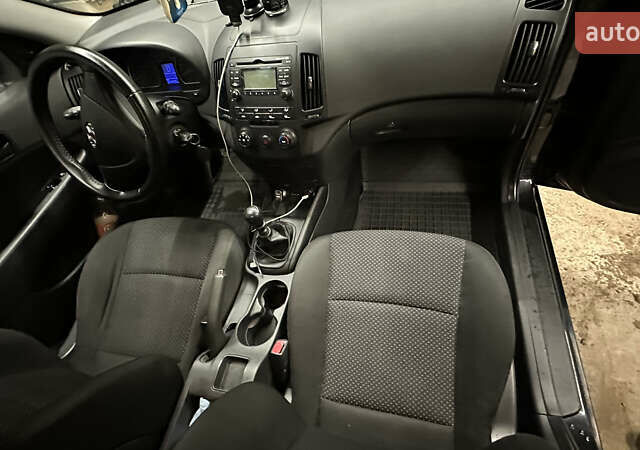 Черный Хендай i30, объемом двигателя 1.58 л и пробегом 243 тыс. км за 5500 $, фото 10 на Automoto.ua