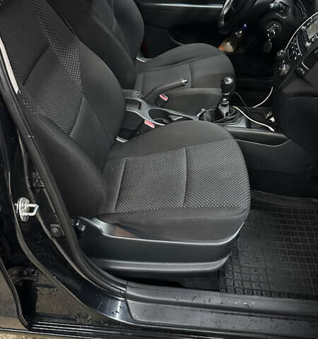 Черный Хендай i30, объемом двигателя 1.58 л и пробегом 243 тыс. км за 5500 $, фото 13 на Automoto.ua