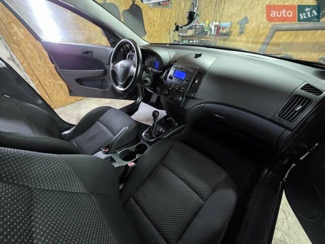 Чорний Хендай i30, об'ємом двигуна 1.6 л та пробігом 231 тис. км за 5600 $, фото 4 на Automoto.ua