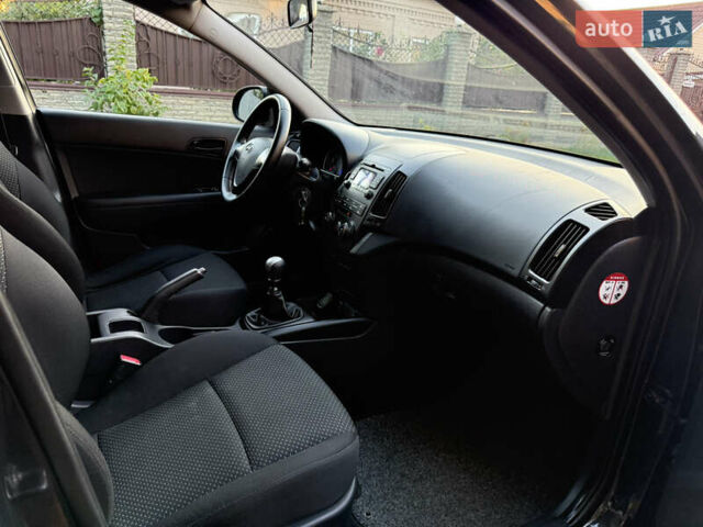 Черный Хендай i30, объемом двигателя 1.6 л и пробегом 229 тыс. км за 6700 $, фото 26 на Automoto.ua