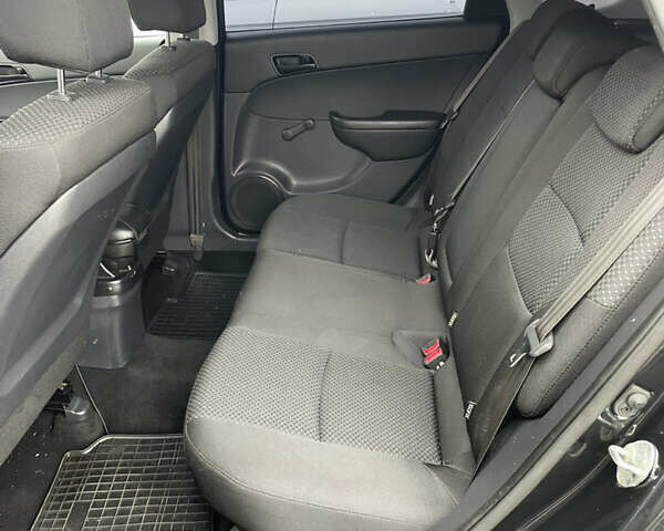 Черный Хендай i30, объемом двигателя 1.4 л и пробегом 228 тыс. км за 5800 $, фото 6 на Automoto.ua