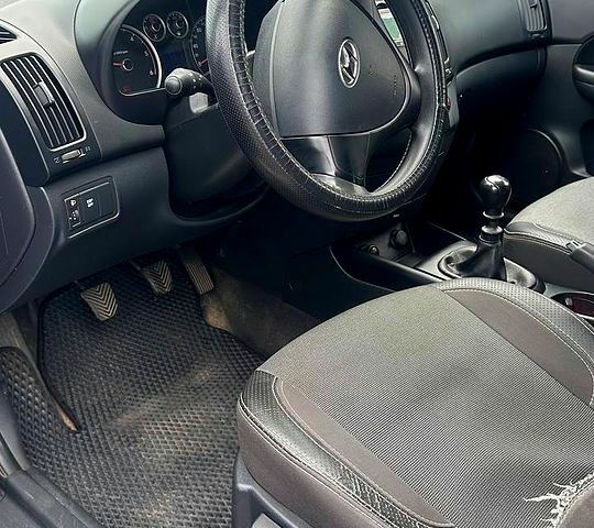 Черный Хендай i30, объемом двигателя 1.6 л и пробегом 300 тыс. км за 5550 $, фото 3 на Automoto.ua
